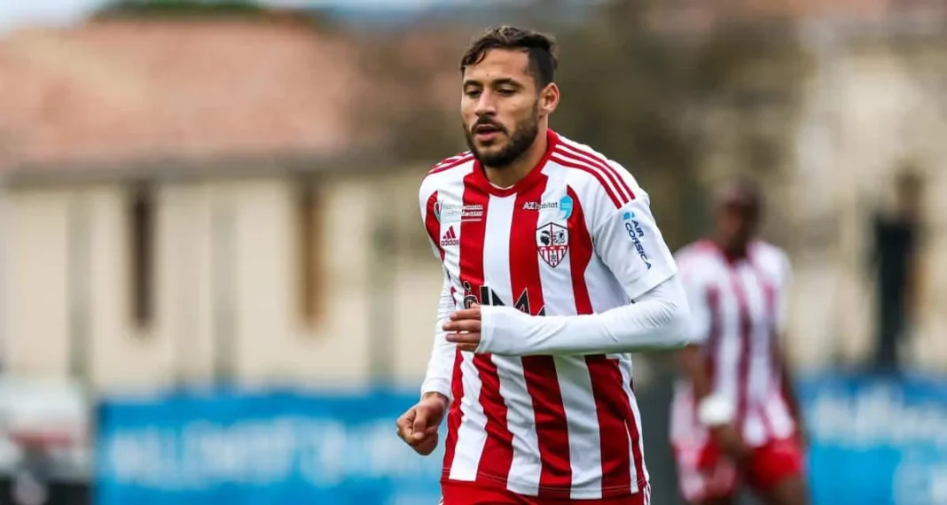Et ça recommence! Youcef Belaili, de nouveau visé par des critiques. Le motif… Youcef Belaili portant le maillot de l'équipe de football.