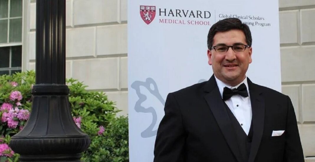 Salim Bouguermouh en costume lors d'une cérémonie à Harvard.