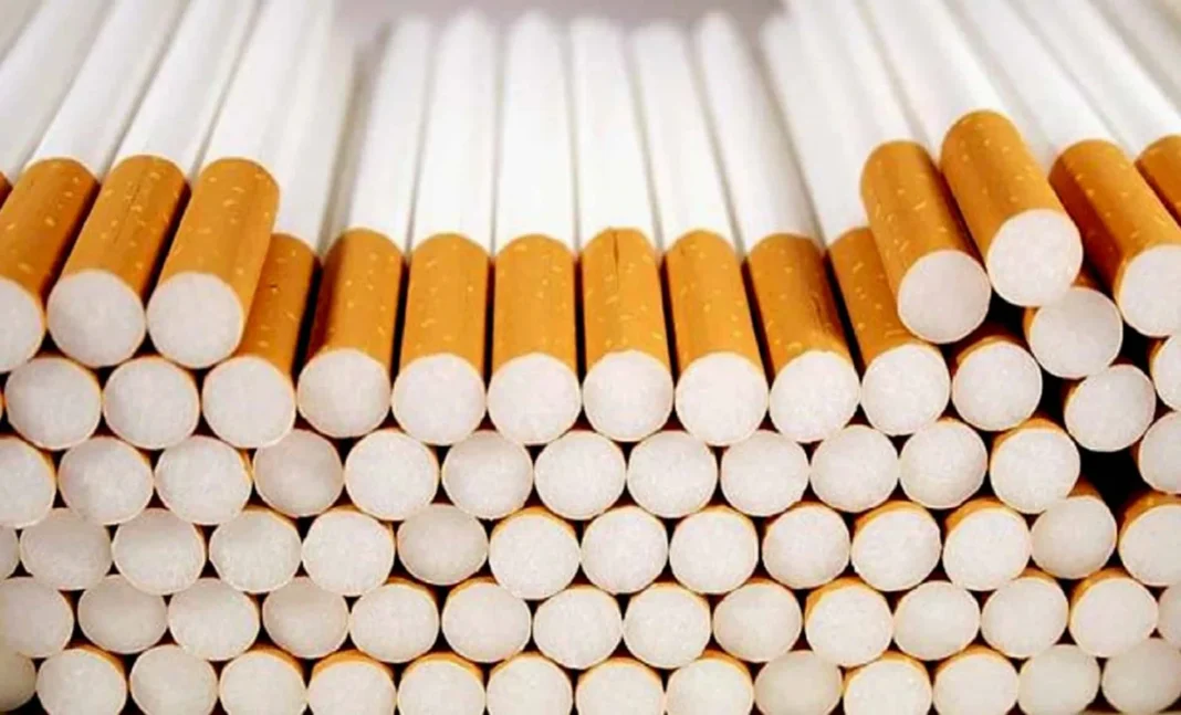 France : Un Algérien arrêté en avec 250 kg de cigarettes de contrebande Cigarettes de contrebande empilées, saisie en France.
