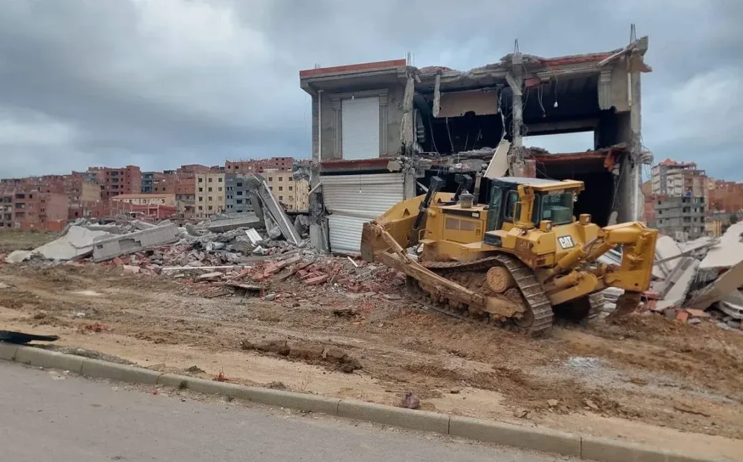 Démolition de constructions illicites en Algérie Bulldozer démolissant une construction illégale en Algérie.