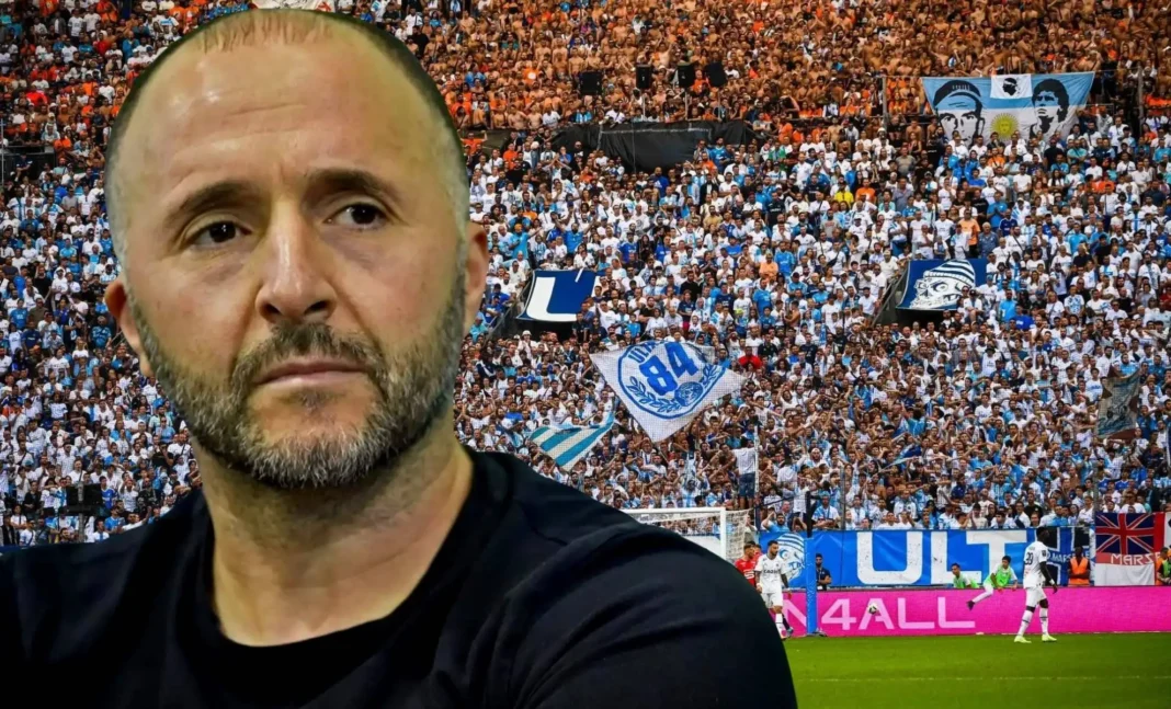Chute d’une Star en Algérie : L’Ex-Chouchou de Belmadi en Difficulté Djamel Belmadi lors d'un match avec un public en arrière-plan.