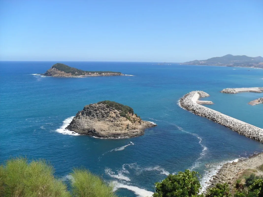 Tourisme en Algérie : Découvrez le TOP 5 des plus belles îles à explorer en 2024 Vue panoramique des îles algériennes et de la côte méditerranéenne.