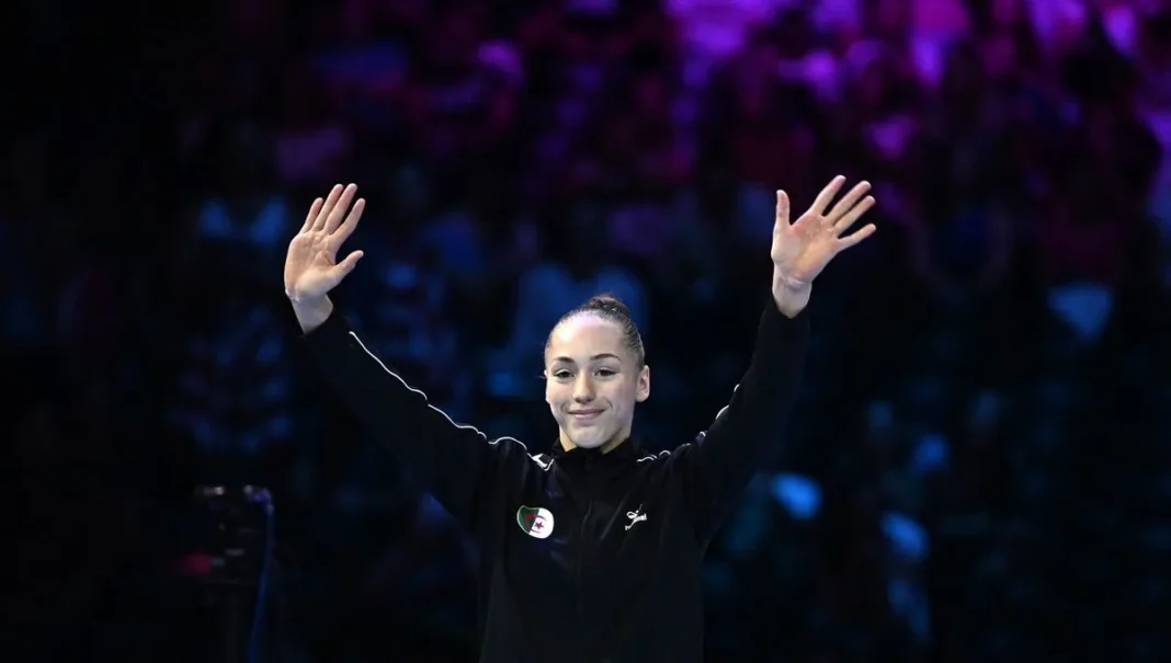 Kaylia Nemour remporte une médaille d’or en Roumanie : les couleurs sont annoncées pour les JO de Paris Kaylia Nemour célèbre sa victoire lors d'une compétition d'athlétisme.