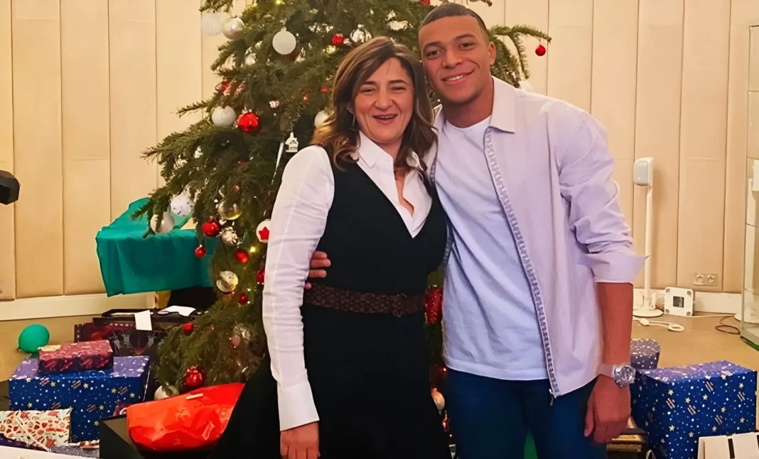 Rencontre festive avec un jeune homme Jeune homme et femme souriants devant un sapin de Noël décoré.