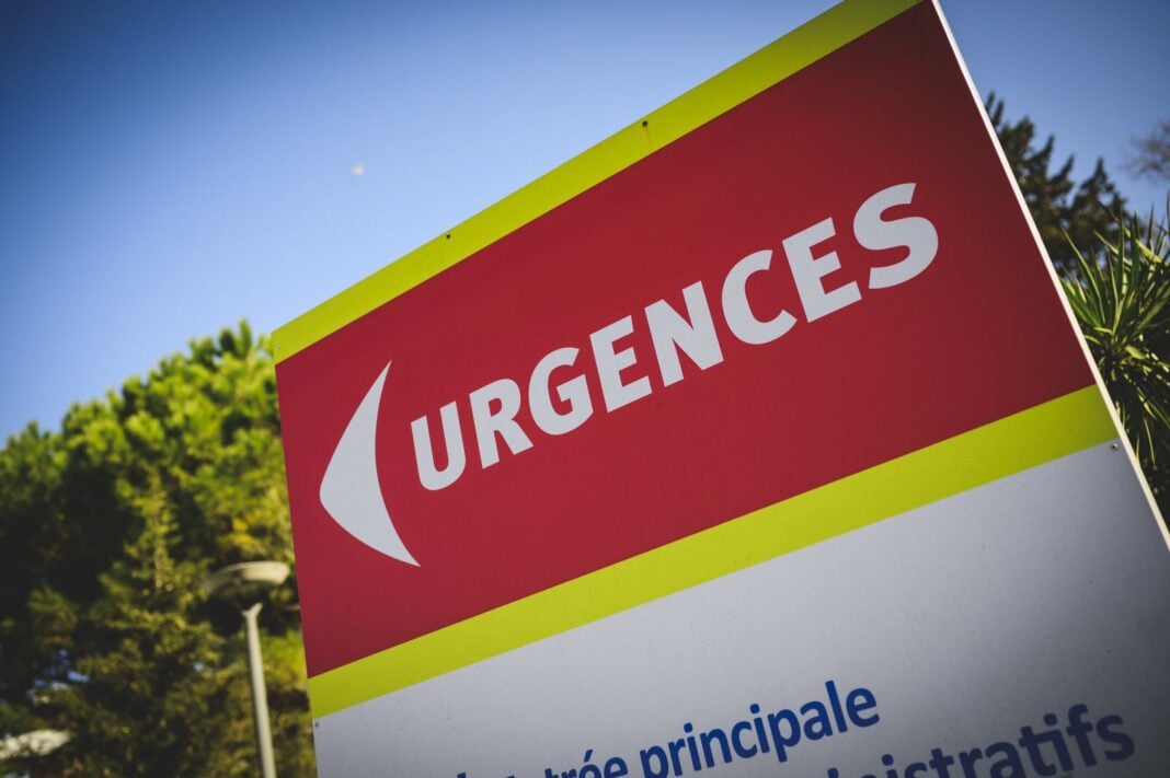 Situation alarmante en France : Un adolescent algérien grièvement blessé par balles à Quimper Panneau d'urgence en France, signalant une zone critique.