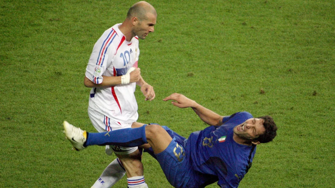 Marco Materazzi et Zinédine Zidane lors d'un match de football intense.
