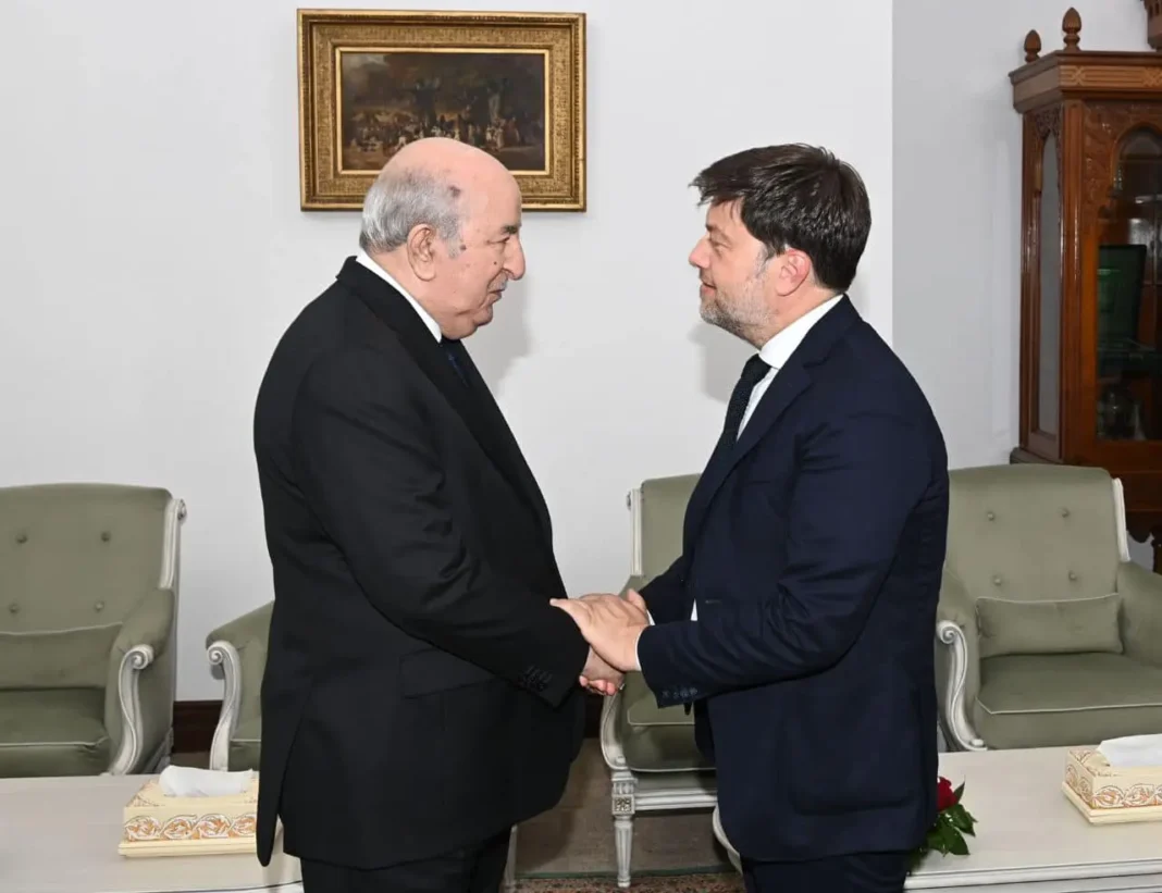 Une visite pas comme les autres! Abdelmadjid Tebboune, reçoit des éloges qui font frémir Abdelmadjid Tebboune rencontre un homme en costume dans un cadre officiel.