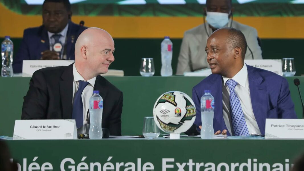 CAF au cœur d’un nouveau scandale : la conséquence d’une « dépendance à la FIFA » Rencontre entre dirigeants sportifs lors d'une conférence FIFA en Afrique.