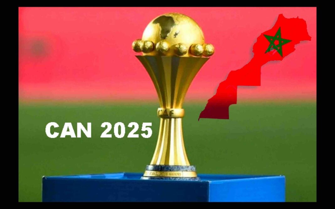 CAN 2025 : un report envisagé, la CAF en pleine réflexion ce vendredi 21 juin 2024 Trophée de la CAN 2025 avec carte du Maroc en arrière-plan.