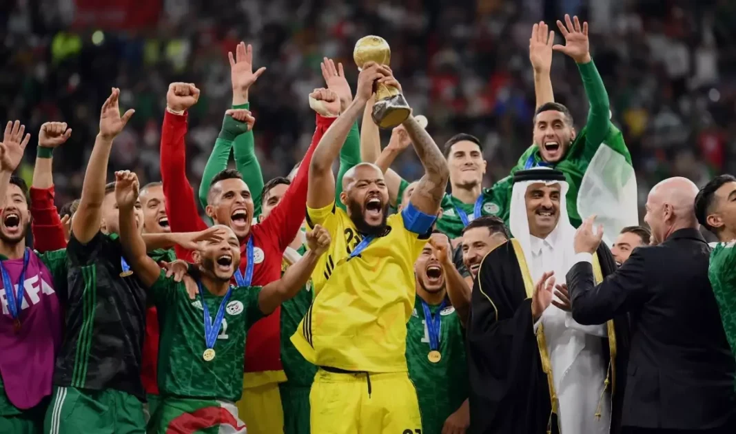 L'équipe marocaine célèbre sa victoire avec le trophée de la Coupe Arabe.