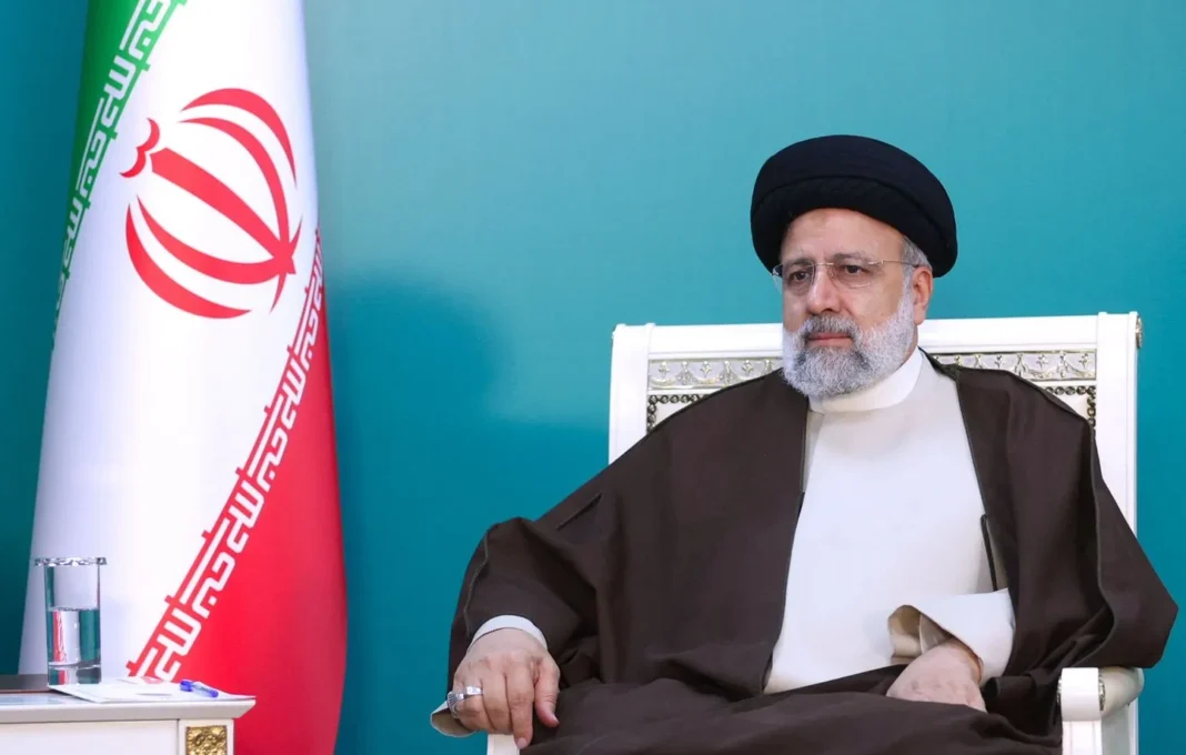 Crash d’hélicoptère : Ebrahim Raïssi, le président iranien décédé ! Ebrahim Raïssi, président iranien, lors d'une réunion officielle.