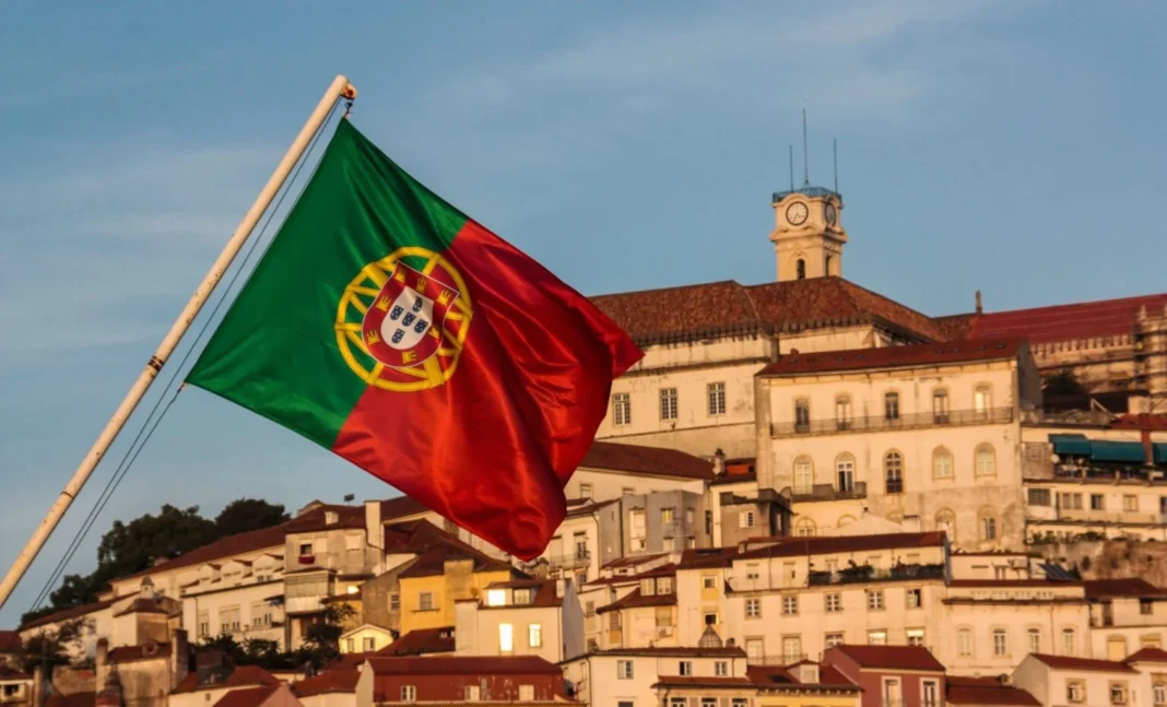 Le Portugal exclu de l’espace Schengen? Une éventualité envisageable si… Drapeau du Portugal flottant au-dessus de Lisbonne.
