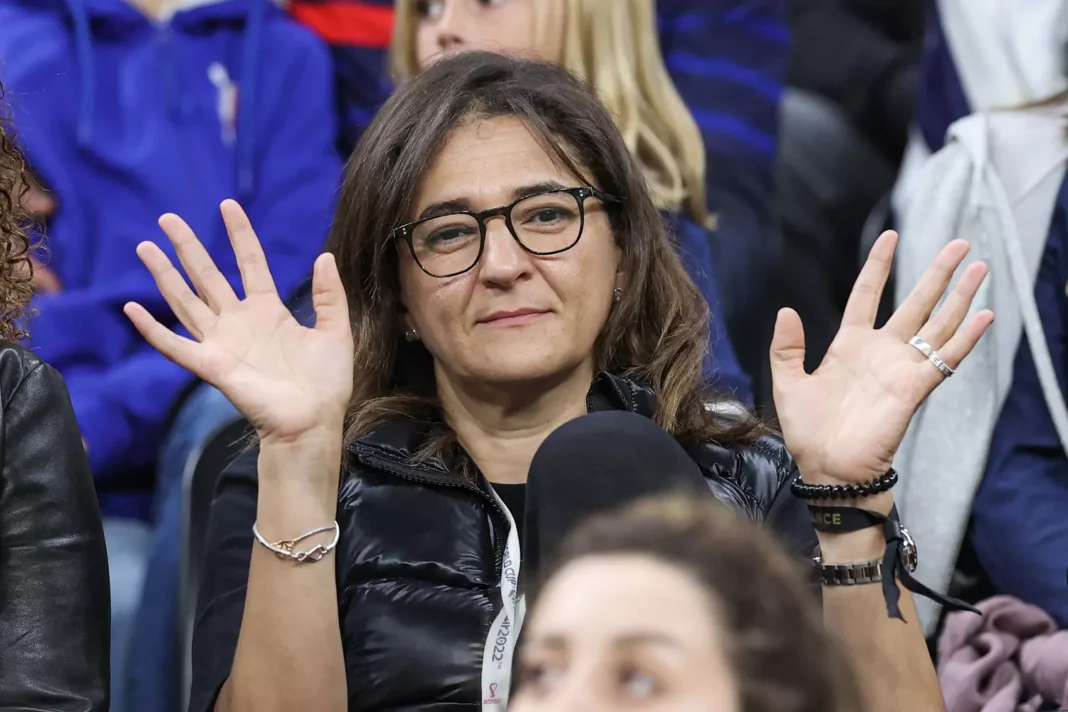 Fayza Lamari crie « Vive l’Algérie » : un amour beaucoup trop fort pour sa terre originelle Fayza Lamari exprimant son amour pour l'Algérie lors d'un rassemblement.