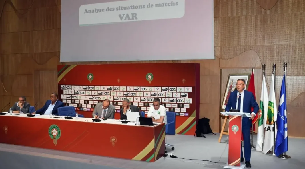 Conférence avec analyse des situations de match VAR en direct.