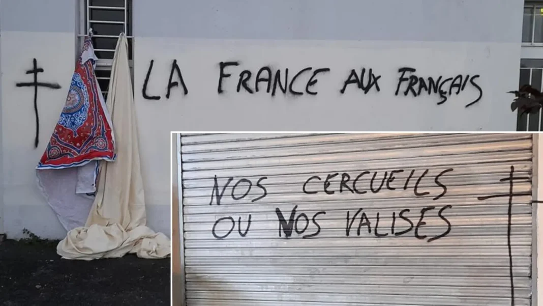 Graffiti sur un mur dénonçant le racisme et la violence contre les musulmans en France.