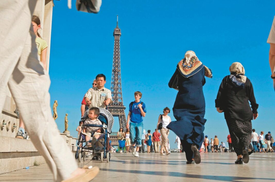 France : Un fort lien à l’islam observé chez les Algériens Touristes à Paris avec la Tour Eiffel en arrière-plan.
