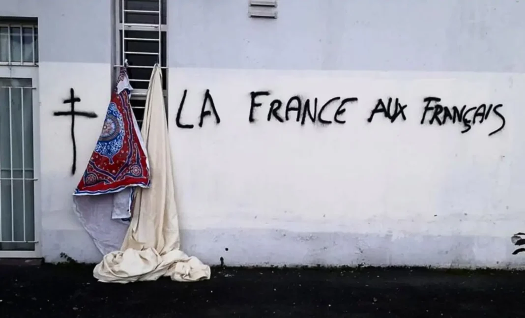 France : les musulmans diplômés n’en peuvent plus, et désertent les lieux Graffiti avec texte "La France aux Français" sur un mur blanc.