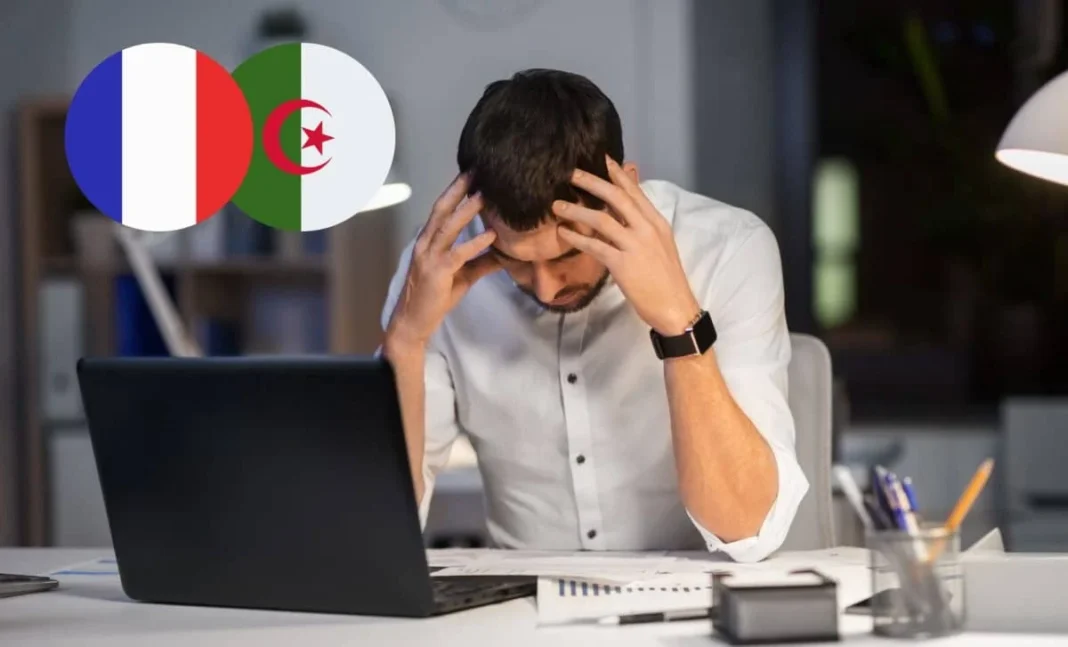 France : il se fait licencier sans état d’âme, à cause d’un problème avec l’Algérie Homme stressé au bureau avec drapeaux France et Algérie.