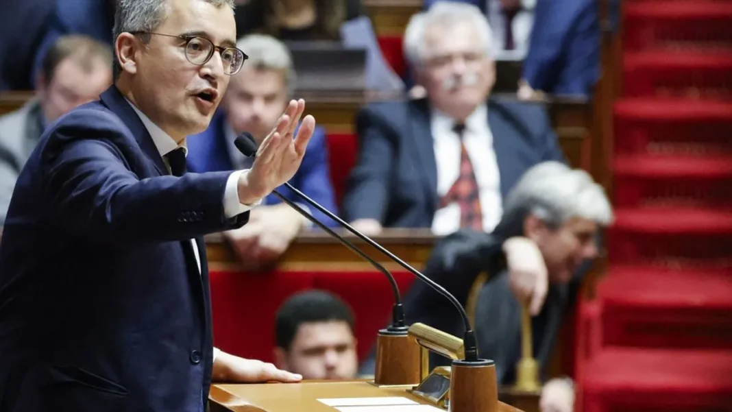 France : la loi sur l’immigration inflige un coup dur et brutal aux entrepreneurs individuels Député en discussion lors d'une session parlementaire en France.
