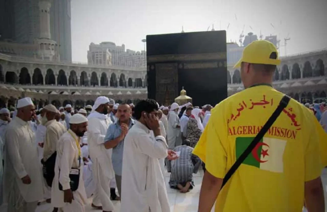 Hadj 2024 : la date de retrait des visas électroniques repoussée au… Agent de l'Algérie Mission aidant les pèlerins à la Kaaba.