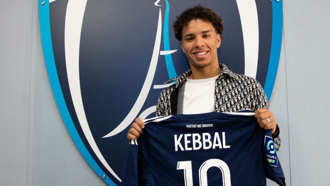 Jeune joueur de football tenant un maillot avec le nom KEBBAL.