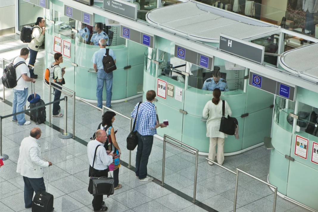 Contrôles aux frontières Schengen Contrôles aux frontières dans un aéroport européen avec voyageurs.