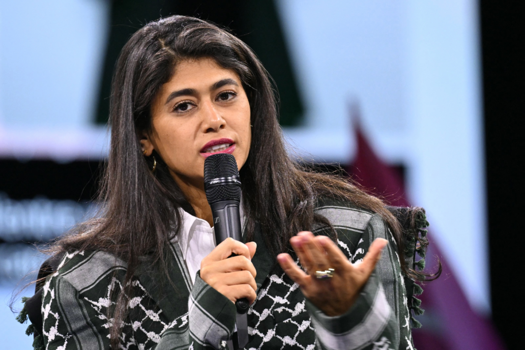 Européennes 2024 : Qui est Rima Hassan, la candidate qui fait trembler de peur la droite française? Rima Hassan lors d'un discours politique aux Européennes 2024.