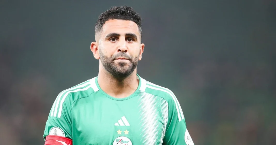Riyad Mahrez en maillot vert Riyad Mahrez portant un maillot vert lors d'un match de football.