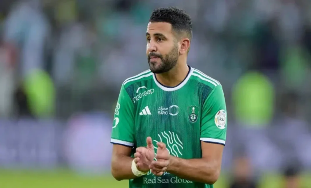 Riyad Mahrez en maillot vert lors d'un match de football.