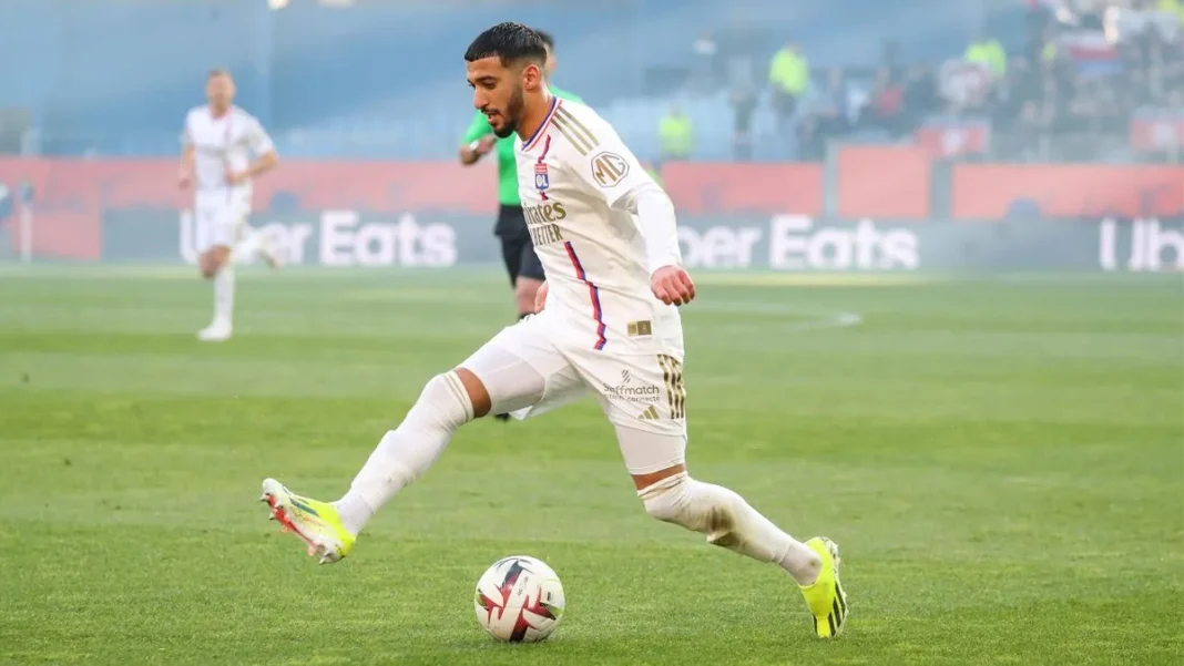 Étonnant! Said Benrahma se fait agresser sur le terrain de l’OL. Le public est sous le choc Said Benrahma en action lors du match OL contre un adversaire.