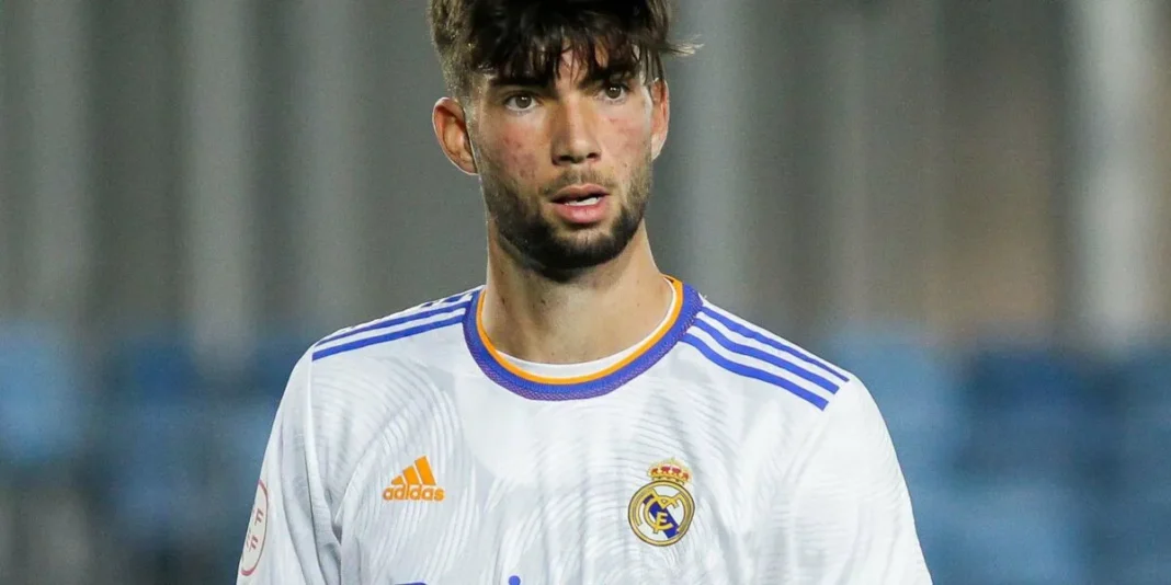 Théo Zidane en tenue de football Théo Zidane, jeune joueur de football, en maillot du Real Madrid.