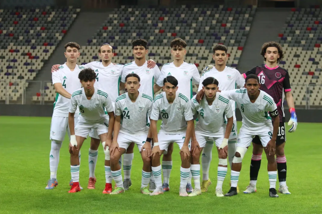 Amine Chabane quitte l’Algérie pour le Maroc : acte de rétorsion ? Groupe de joueurs de football en uniforme blanc sur le terrain.