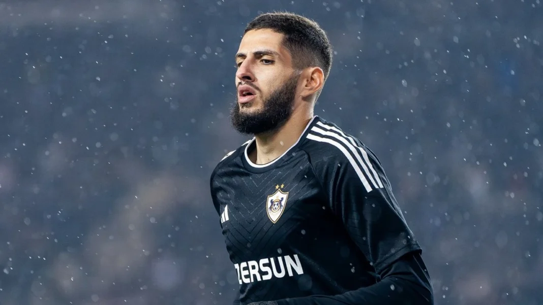 Yassine Benzia, un changement d’avis totalement inattendu bouleverse les plans initiaux Yassine Benzia lors d'un match sous la pluie, concentré et déterminé.