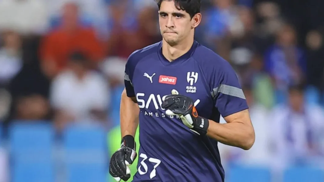Yassine Bounou, gardien marocain, en action lors d'un match de football.