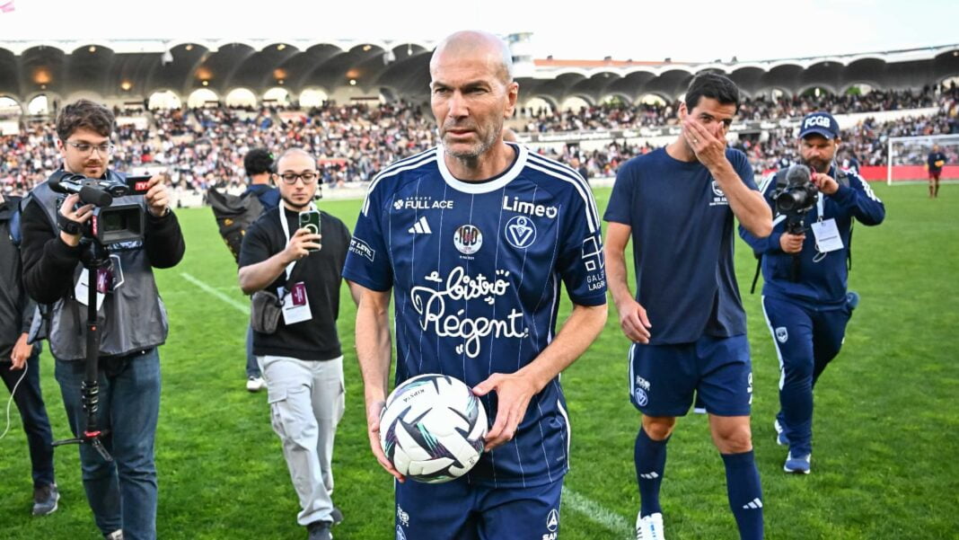 Zidane en action sur le terrain Zinedine Zidane avec un ballon lors d'un match de football.