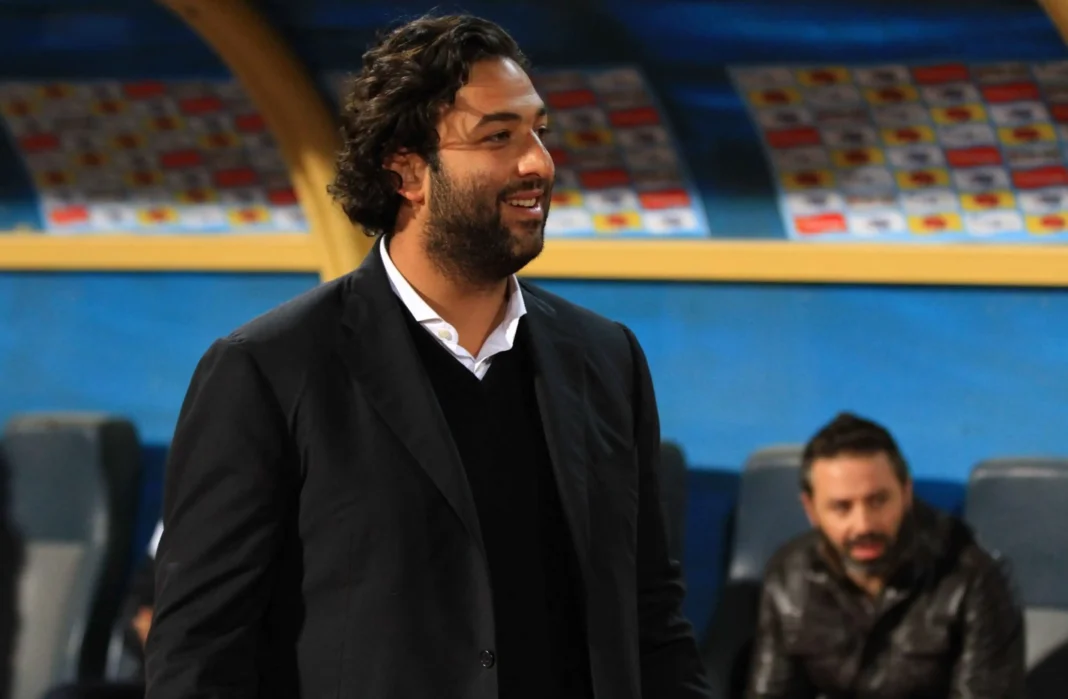 Mido, figure sportive, dans un stade avec des spectateurs en arrière-plan.