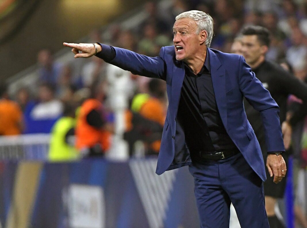 Découvrez le coup de maître de Didier Deschamps qui fait trembler Petkovic Didier Deschamps donne des instructions passionnées sur le terrain.