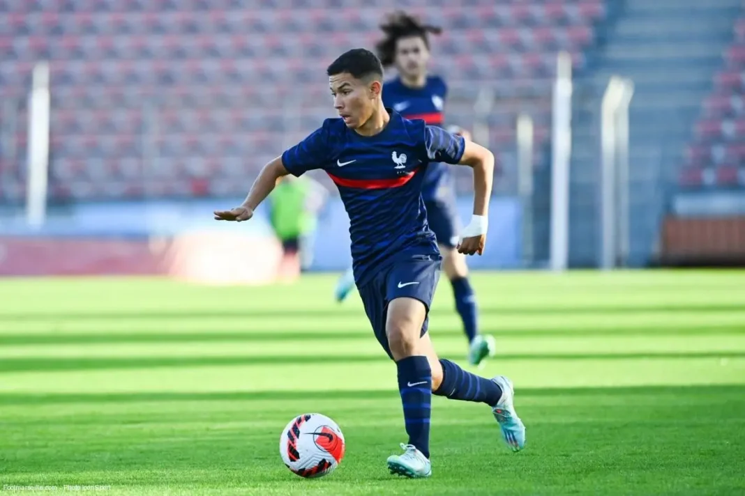 La FAF à la recherche d’un nouveau talent, Enzo Sternal en ligne de mire Footballeur en action sur le terrain avec le ballon.