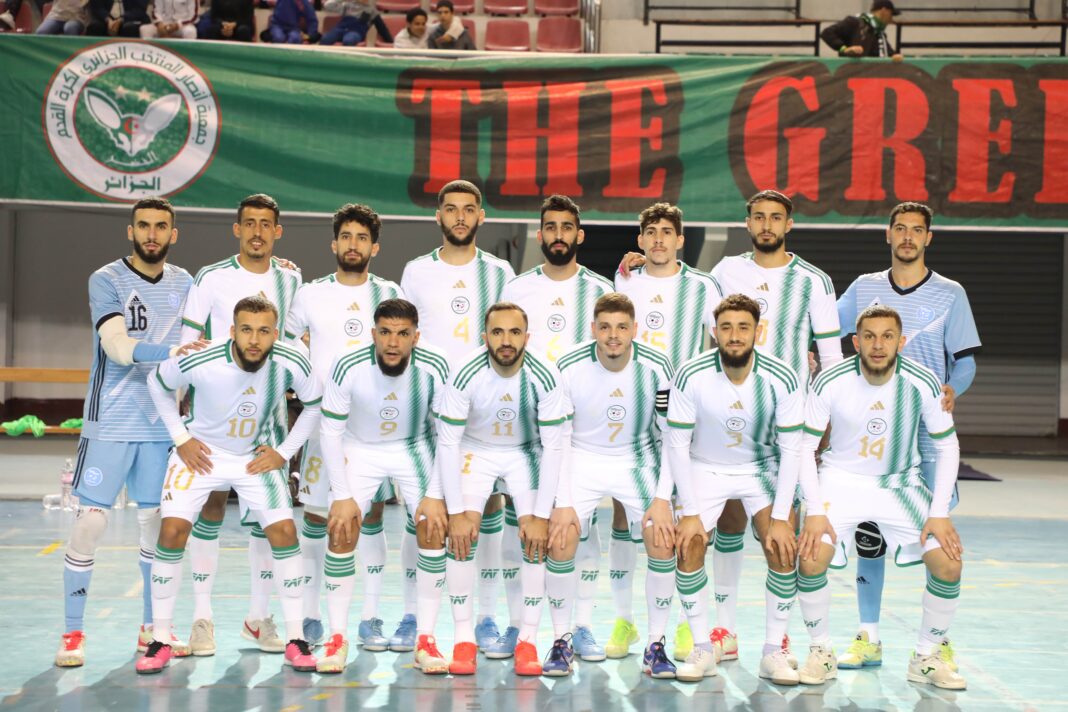 Classement FIFA : la place de l’Algérie, 107ème mondiale et 10ème africain L'équipe d'Algérie de football en uniforme blanc et vert lors d'un match.