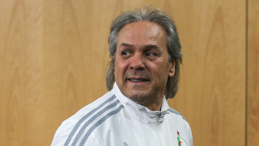 Rabah Madjer souhaite prendre les rênes de cette équipe africaine Rabah Madjer lors d'une conférence de presse en Algérie.