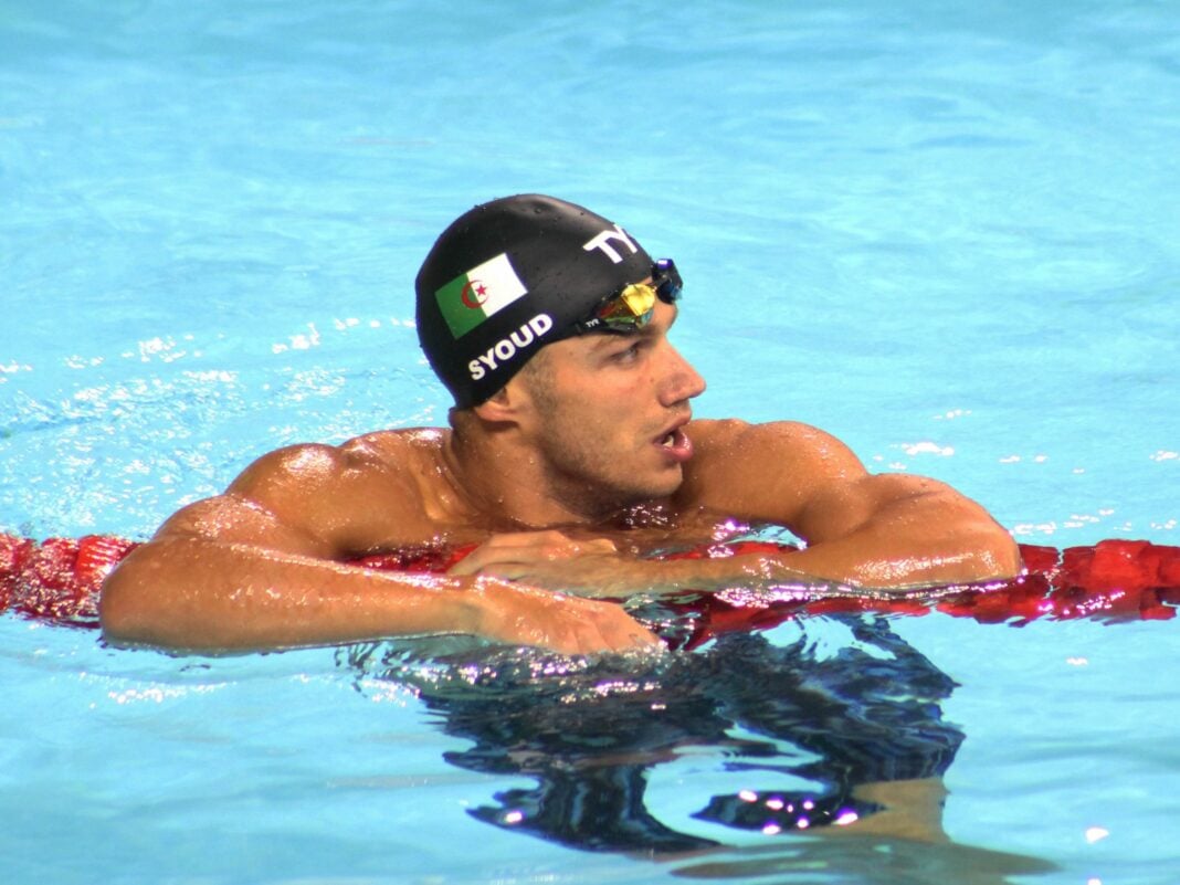 Championnats d’Afrique open : l’Algérie prend la 3e place avec 25 médailles dont 9 en or Nageur algérien portant un bonnet avec drapeau algérien et lunettes de natation.