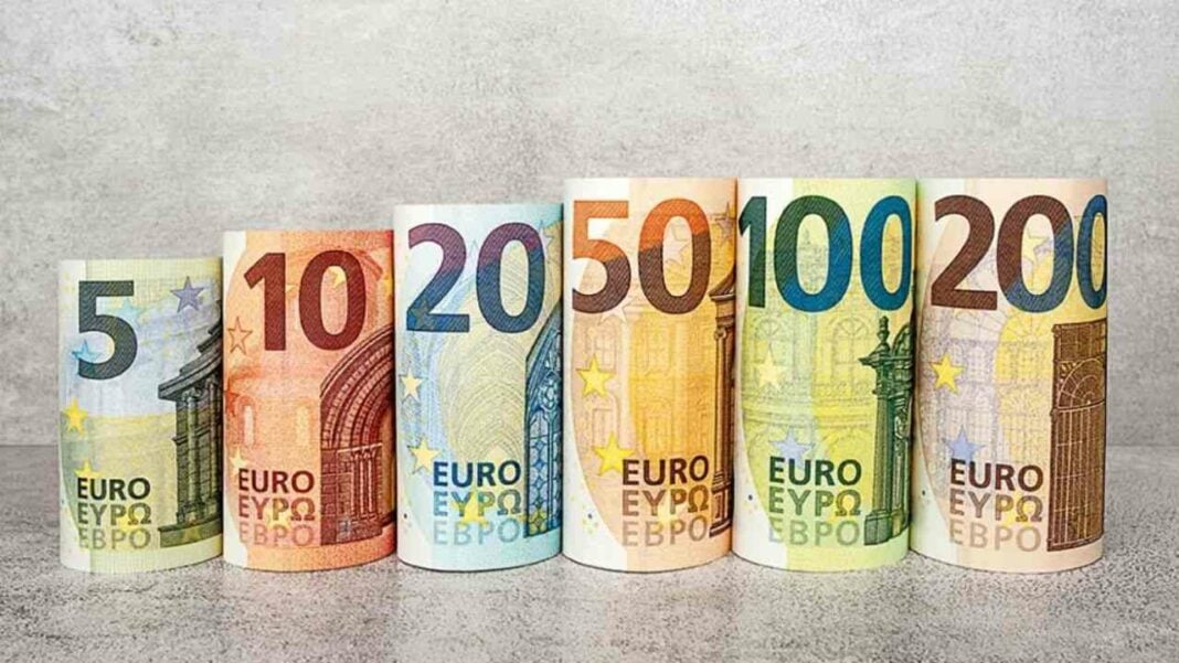 Taux de change en Algérie : prix des devises sur le marché noir (dimanche 23 juin 2024) Billets de euro enroulés de différentes valeurs sur fond neutre.