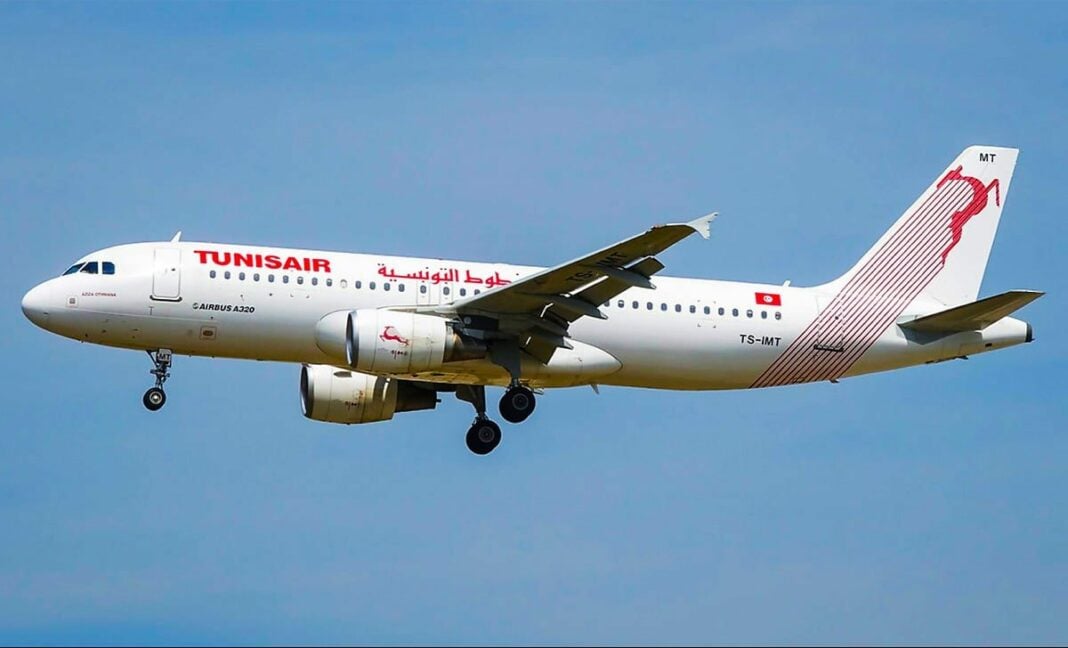 Un avion tunisien atterrit en urgence en Algérie, la raison ! Avion Tunisair en vol d'urgence avec le logo visible.