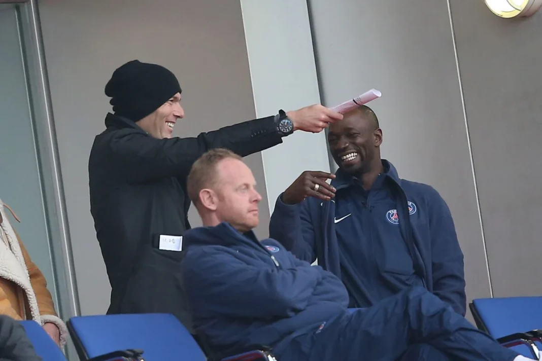 Zinedine Zidane à l’OM, une idée qui enchante Claude Makelele Zinedine Zidane et Claude Makelele discutant au PSG.