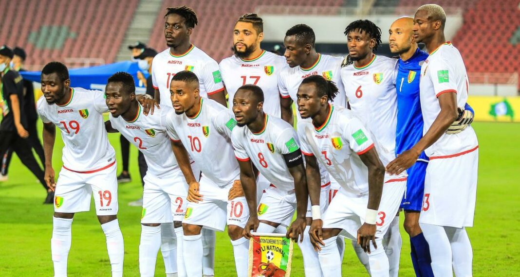 Guinée – Algérie : le Syli national met la pression, une confrontation palpitante ce soir ! Les joueurs de la Guinée posent pour une photo d'équipe avant le match contre l'Algérie.