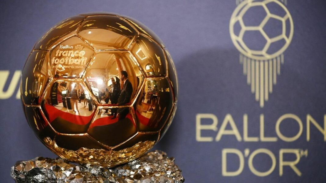 Football-Ballon d’Or 2024 : la cérémonie fixée pour le 28 octobre Ballon d'Or 2024 en or brillant avec reflet et décor élégant.