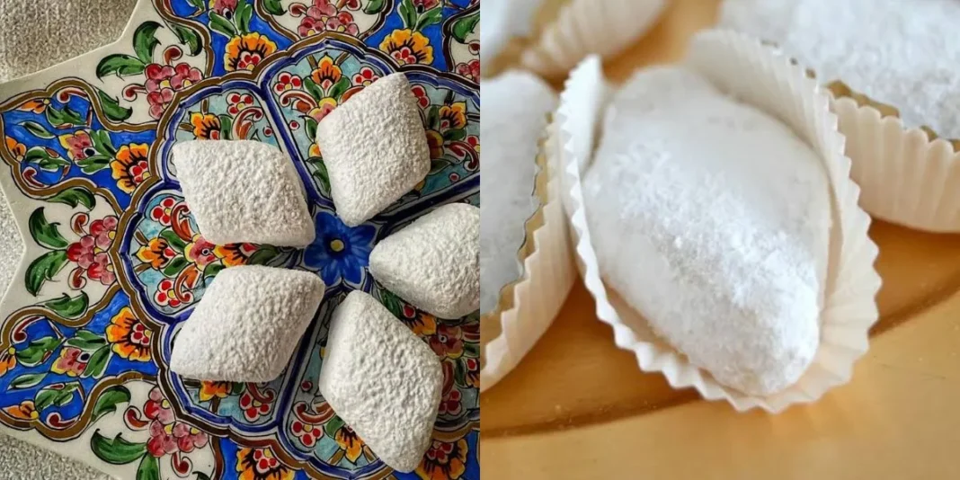 Gâteaux algériens en forme de fleurs avec sucre glace.