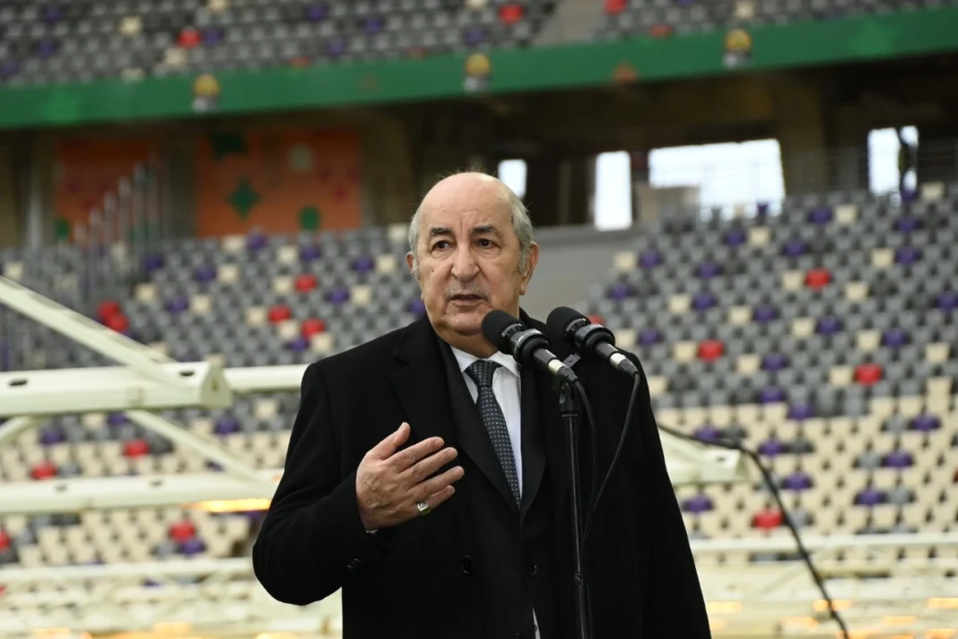 Tebboune lors d'une cérémonie sportive Abdelmadjid Tebboune parle lors d'un événement sportif en plein air.
