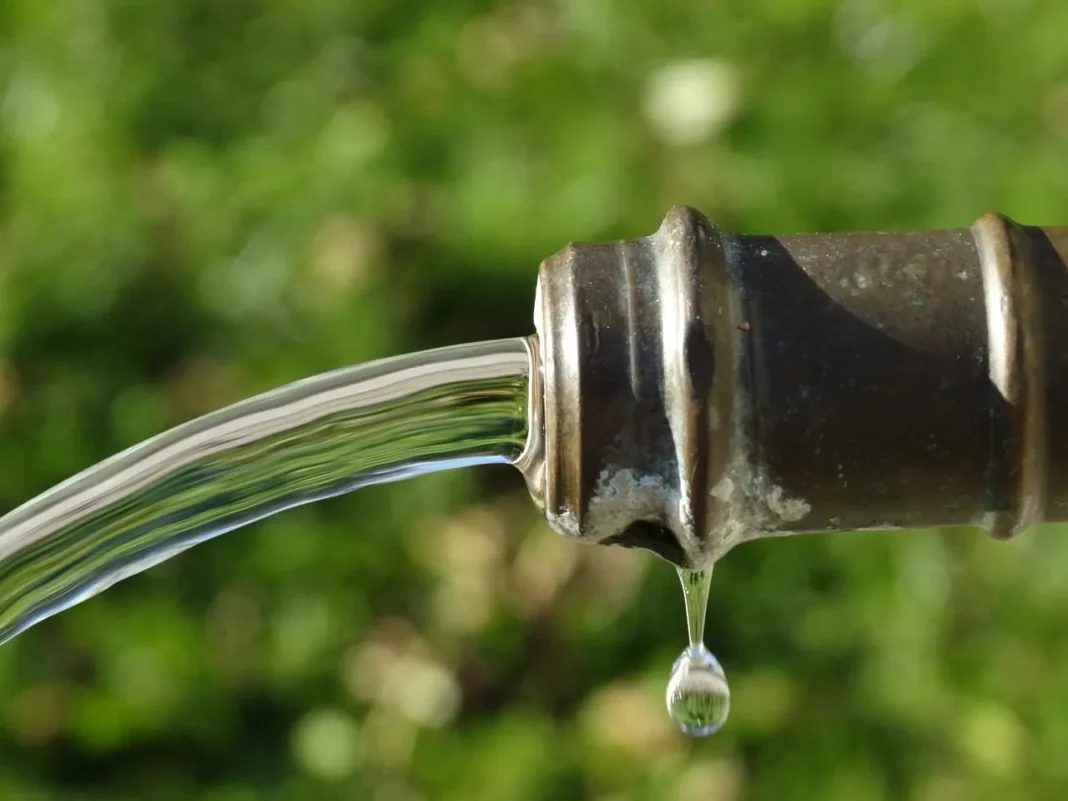 Crise de l’eau à Tiaret : le gouvernement sort le grand jeu et claque 200 millions de dollars pour un plan d’urgence Fuite d'eau d'un tuyau en métal avec goutte suspendue.