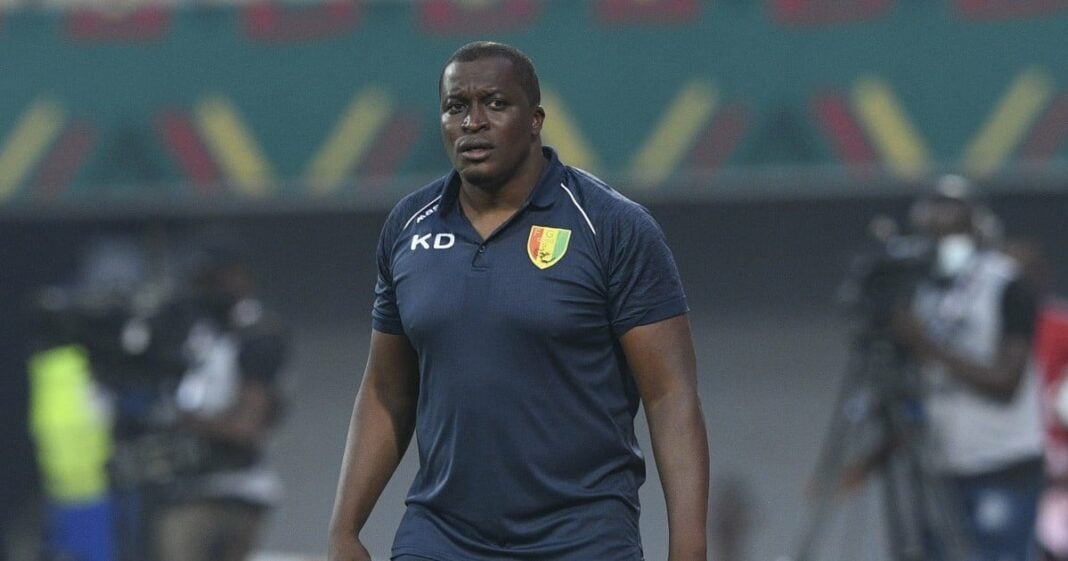 Kaba Diawara fait le diagnostic : “Les joueurs algériens doivent assimiler un nouveau système… » Kaba Diawara, entraîneur de football, sur le terrain lors d'une rencontre.